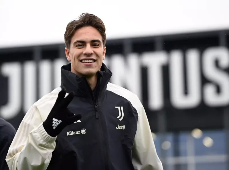 Türk futbolçu amerikan müğənni ilə eşq yaşayır