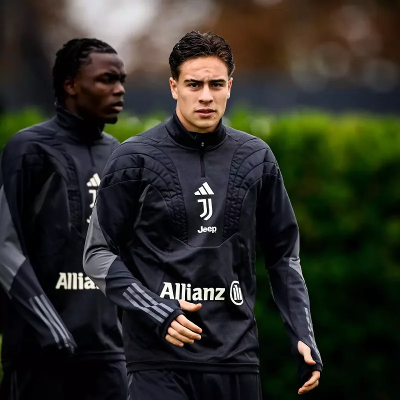 Türk futbolçu amerikan müğənni ilə eşq yaşayır