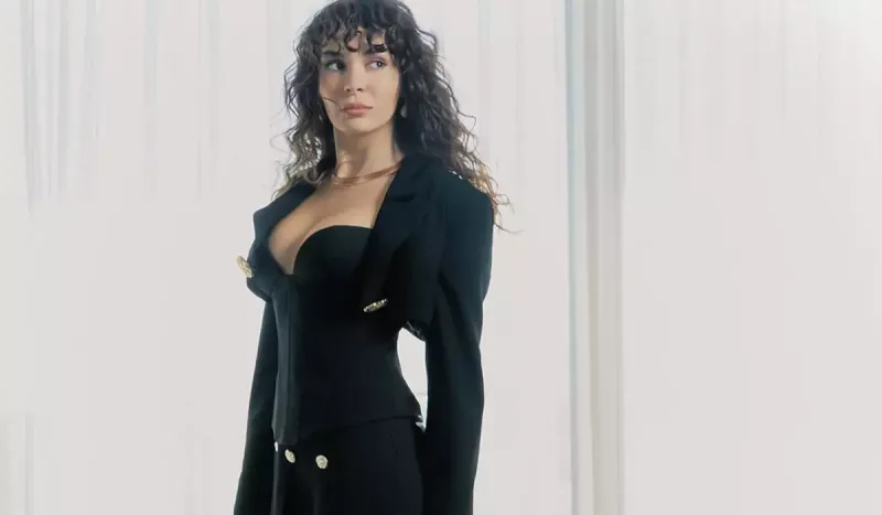 Ebru o obrazı canlandırmaq istəyir