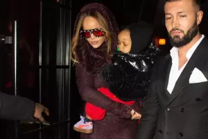 Ailəlikcə Paris gecələrində