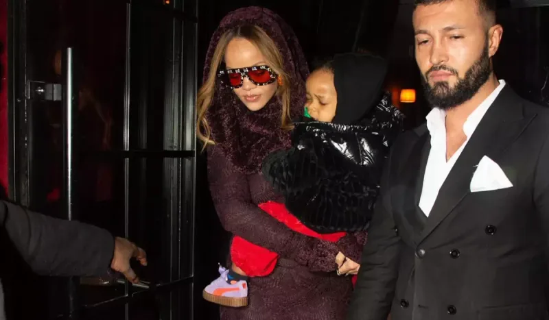 Ailəlikcə Paris gecələrində