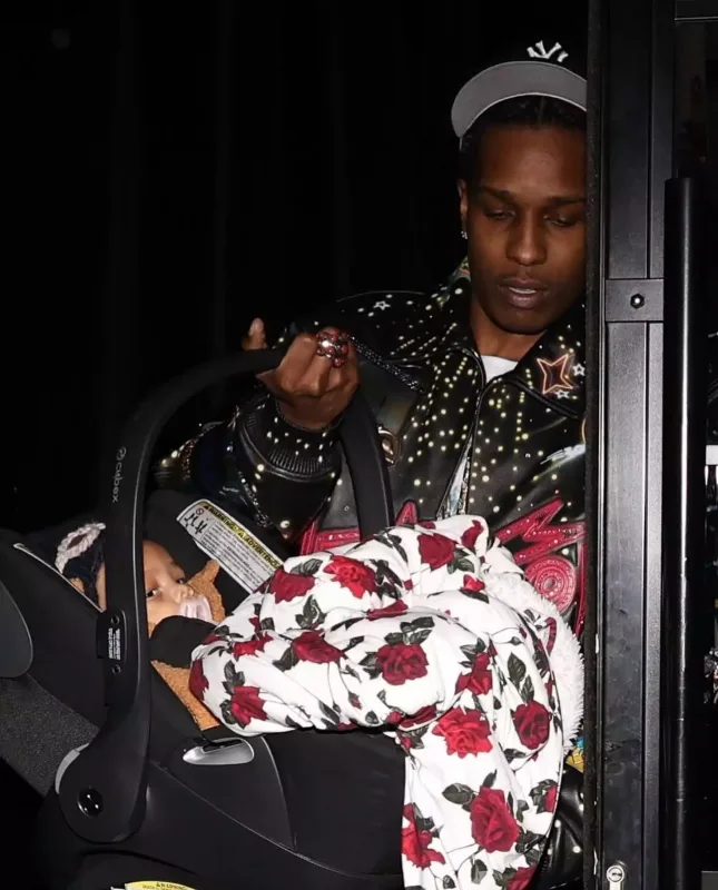 Ailəlikcə Paris gecələrində