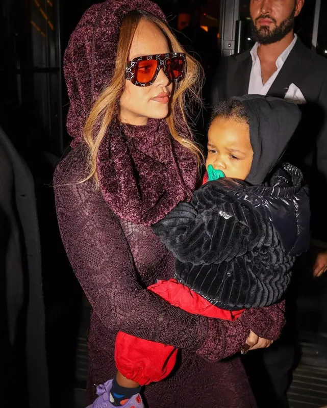 Ailəlikcə Paris gecələrində