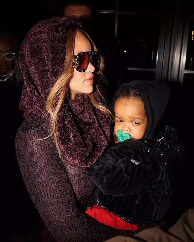 Ailəlikcə Paris gecələrində