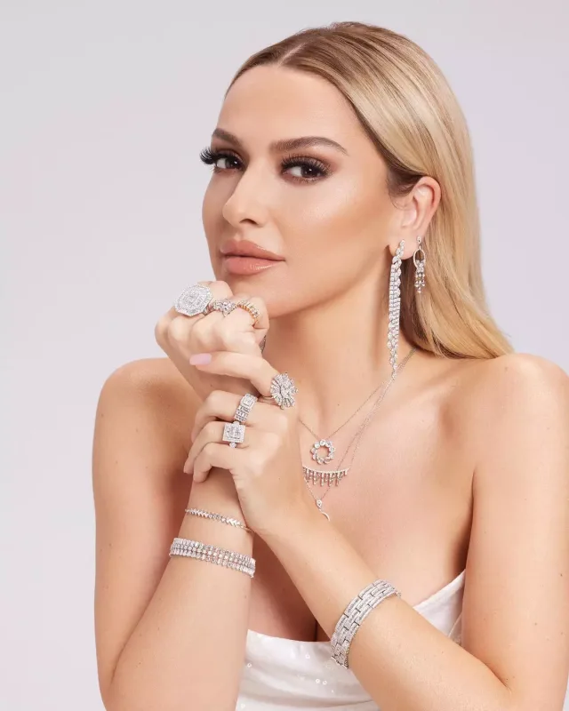 Hadise brilyantlar içində
