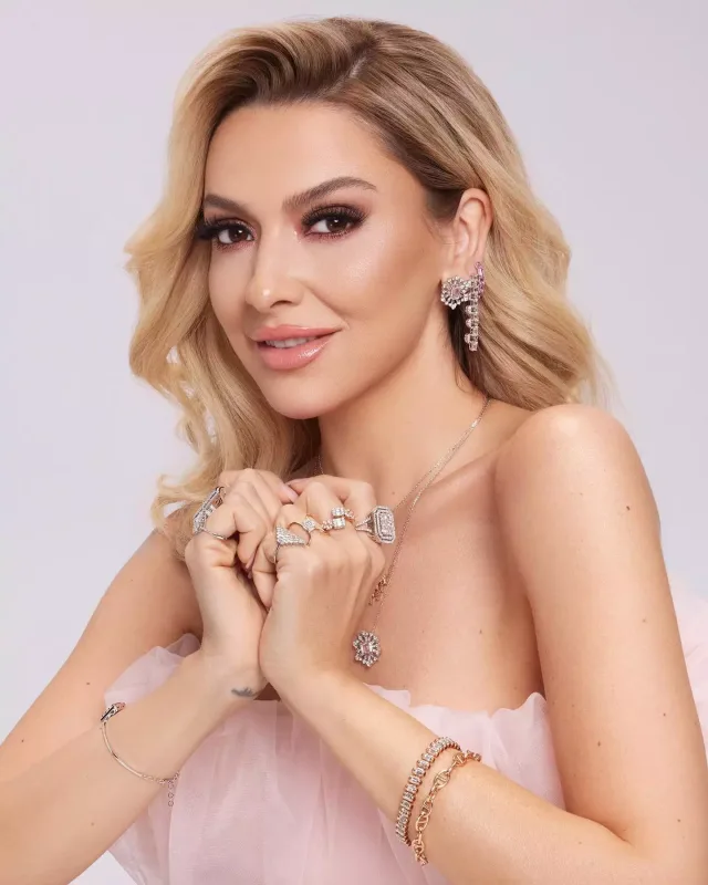 Hadise brilyantlar içində