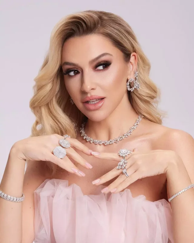 Hadise brilyantlar içində