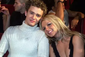 Britninin fanatları Castini trolladı