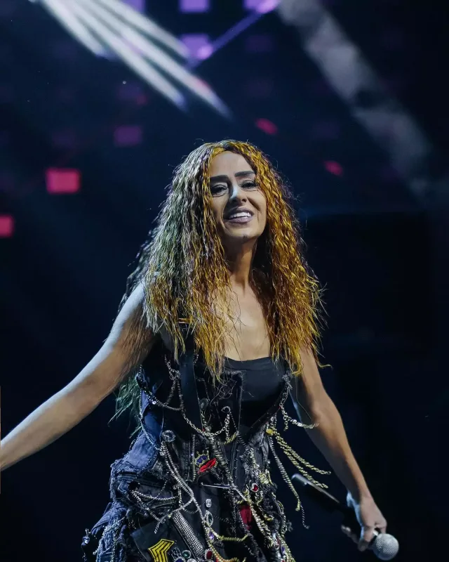 Təyyarə qorxusuna görə konserti təxirə düşdü