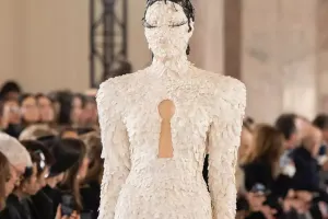 Hər tərəfi mirvari ilə örtülüb - Göz bağlayan libas...