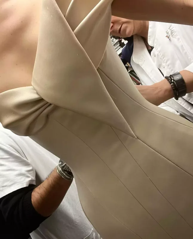 Hər tərəfi mirvari ilə örtülüb - Göz bağlayan libas...