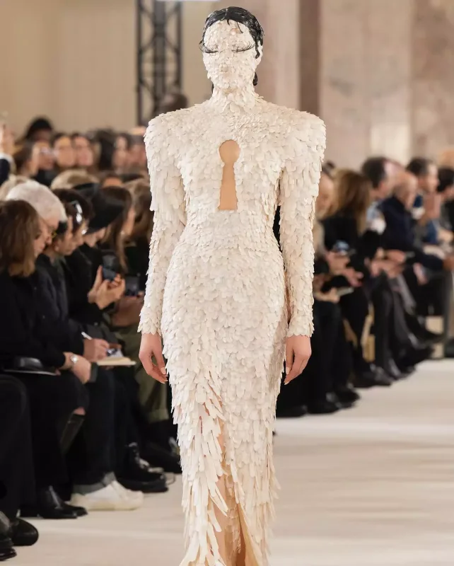 Hər tərəfi mirvari ilə örtülüb - Göz bağlayan libas...