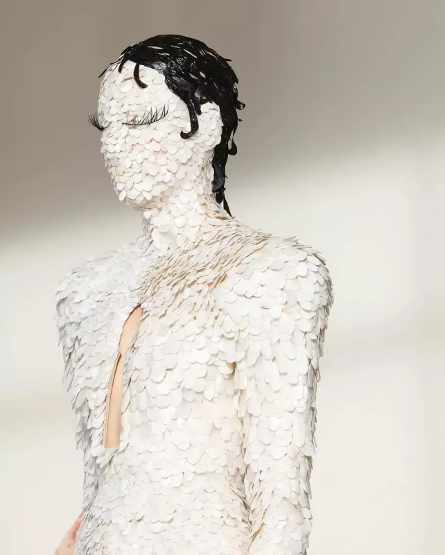 Hər tərəfi mirvari ilə örtülüb - Göz bağlayan libas...