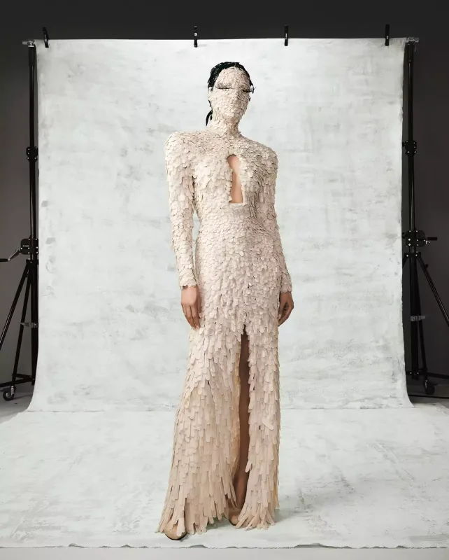 Hər tərəfi mirvari ilə örtülüb - Göz bağlayan libas...