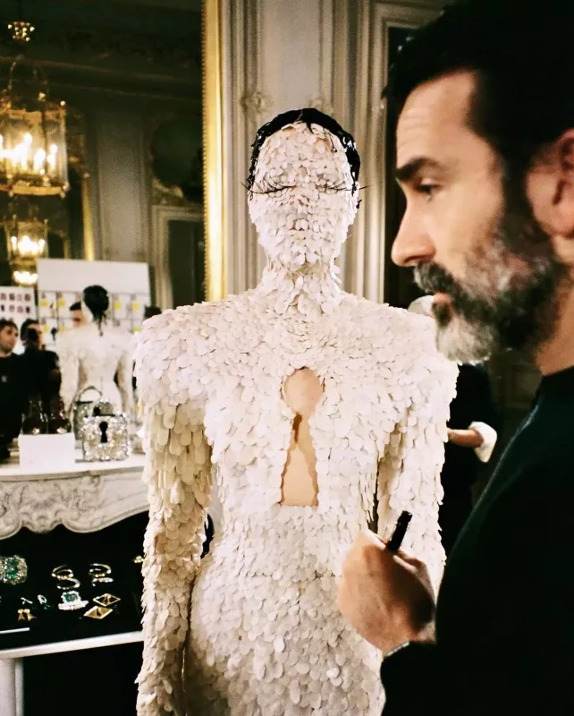 Hər tərəfi mirvari ilə örtülüb - Göz bağlayan libas...