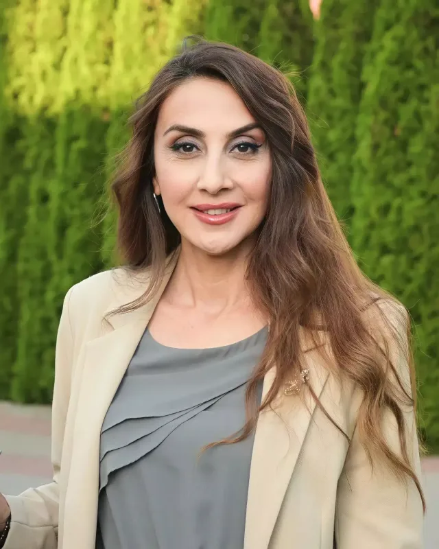 “Xanımların əksəriyyəti arı vurmuş kimi görünür”