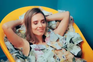 100 milyard dollar qazanan qadın kimdir?