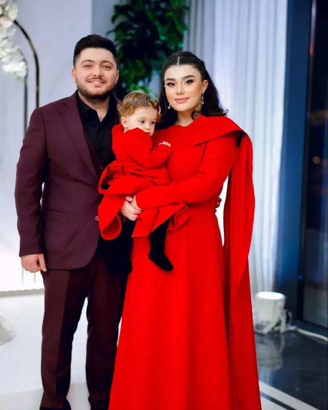 İlk dəfə qızlarının üzünü göstərdilər