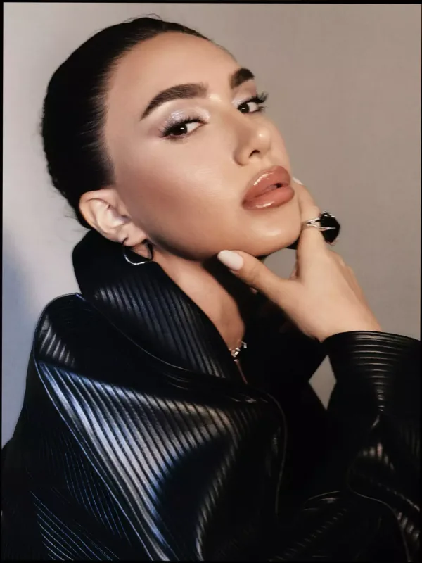 Mehindən cəsarətli şəkillər