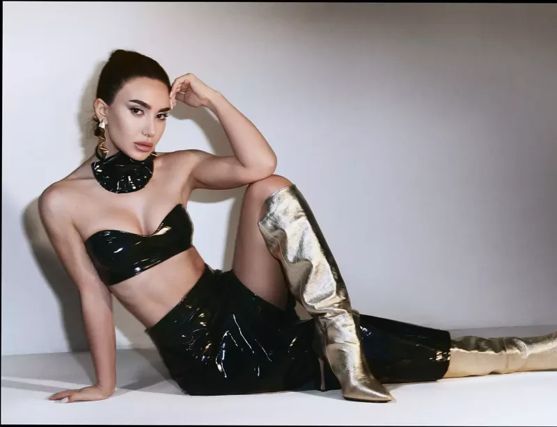 Mehindən cəsarətli şəkillər