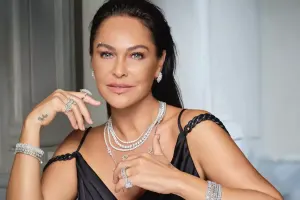 Sinəsi açıq şəkilinə şərh yazmağı qadağan etdi