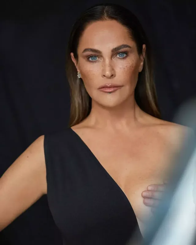 Sinəsi açıq şəkilinə şərh yazmağı qadağan etdi