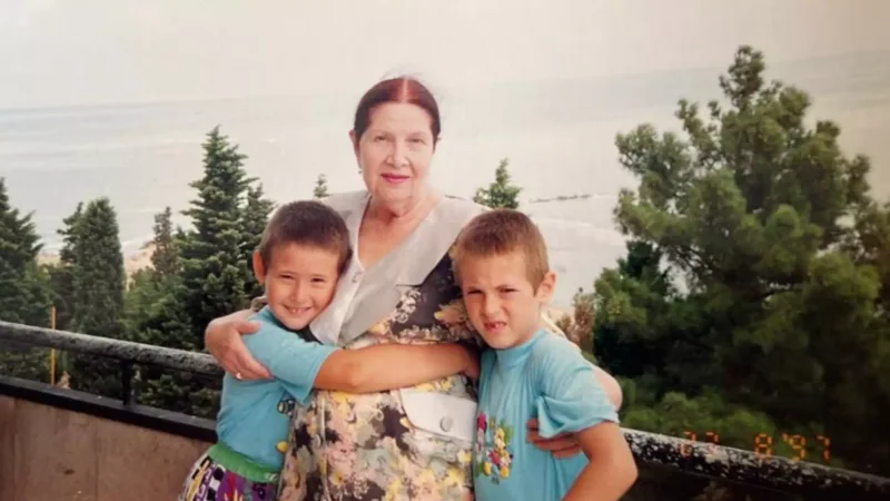 “Gözəl uşaqlığımız üçün çox sağ ol, nənə!”