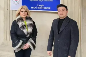 Səs verməyə oğlu ilə gəldi