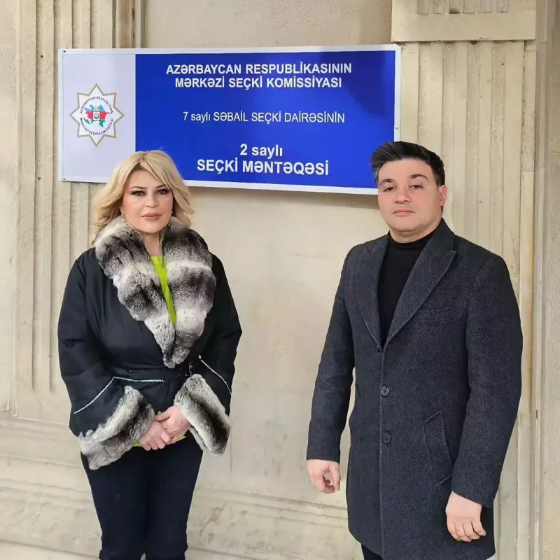 Səs verməyə oğlu ilə gəldi