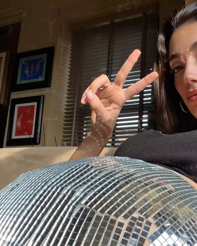 Qarnını diskoteka topuna çevirdi