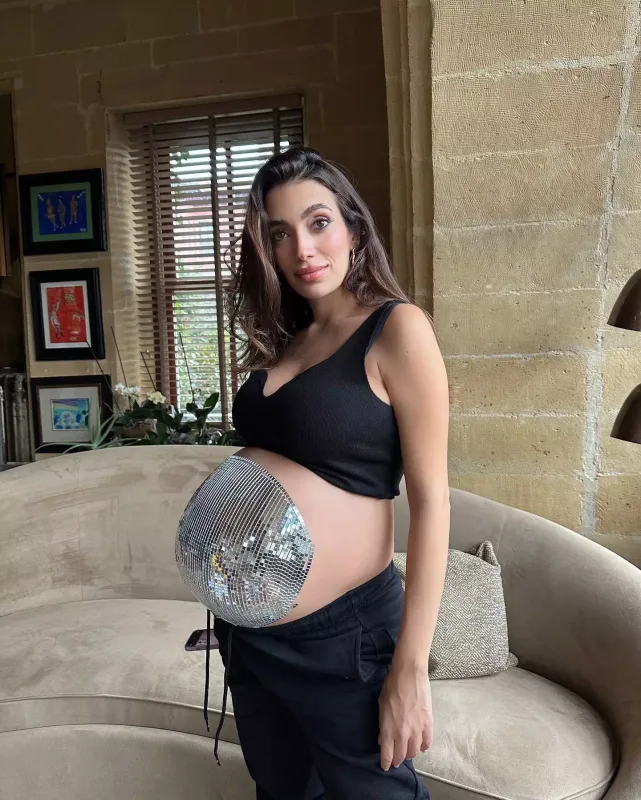 Qarnını diskoteka topuna çevirdi