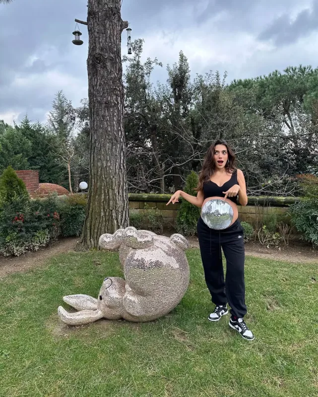 Qarnını diskoteka topuna çevirdi