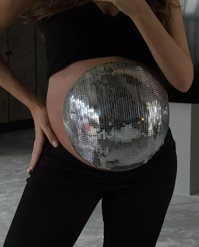 Qarnını diskoteka topuna çevirdi