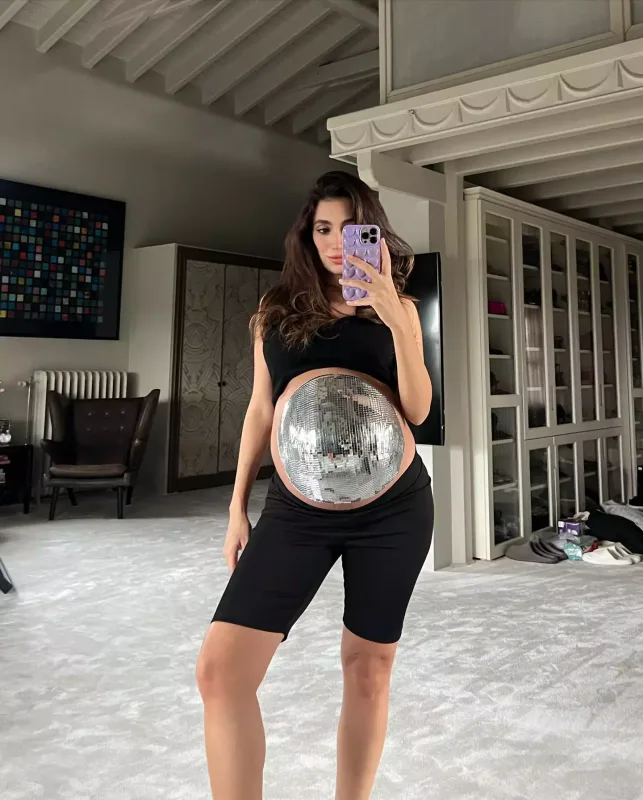 Qarnını diskoteka topuna çevirdi