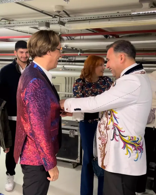 Hacı Nuran Qalkinə pencək bağışladı