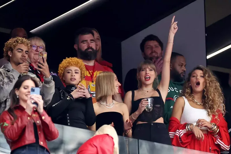 “Super Bowl”a axın etdilər...