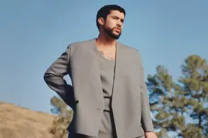 Heykəl kimi pozalar verdi