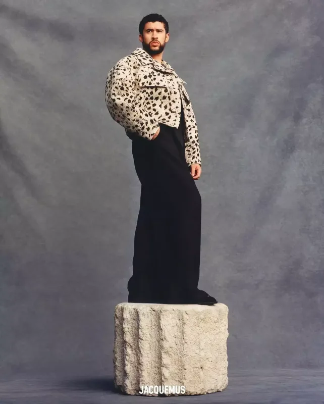 Heykəl kimi pozalar verdi