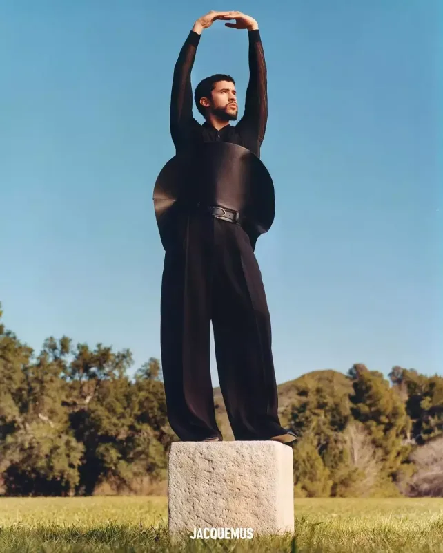 Heykəl kimi pozalar verdi