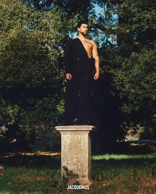 Heykəl kimi pozalar verdi