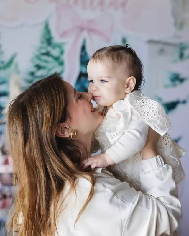 Qızını ilk dəfə paylaşdı