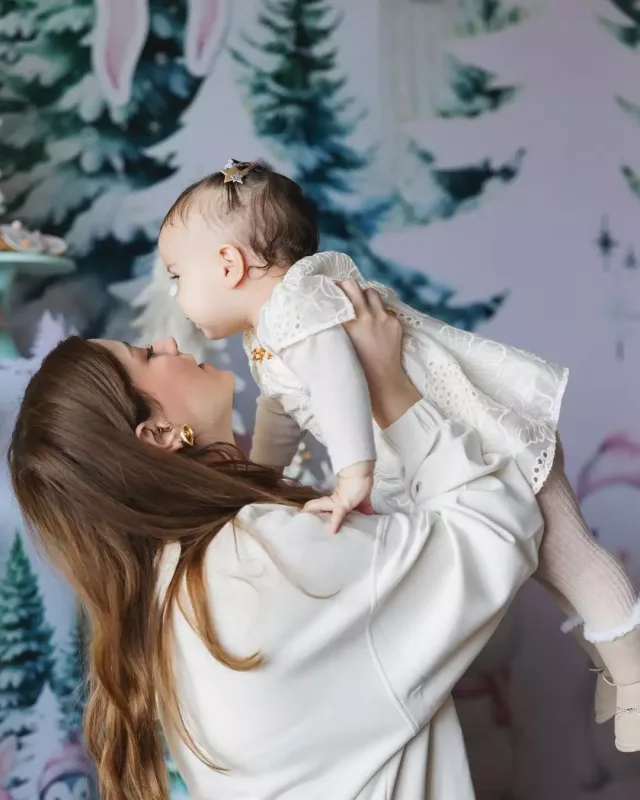 Qızını ilk dəfə paylaşdı