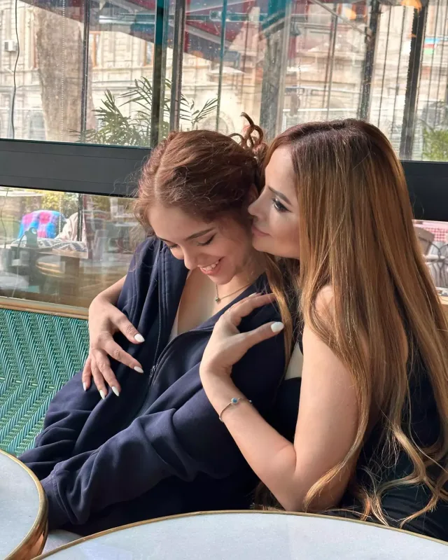 Nigar qızına pis şərh yazan qadını ifşa etdi