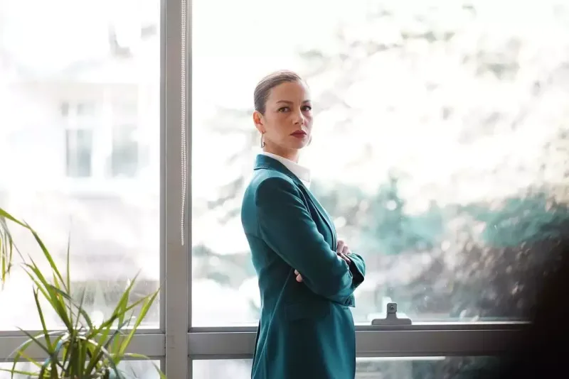 Defne Kayalar ərinin serialında