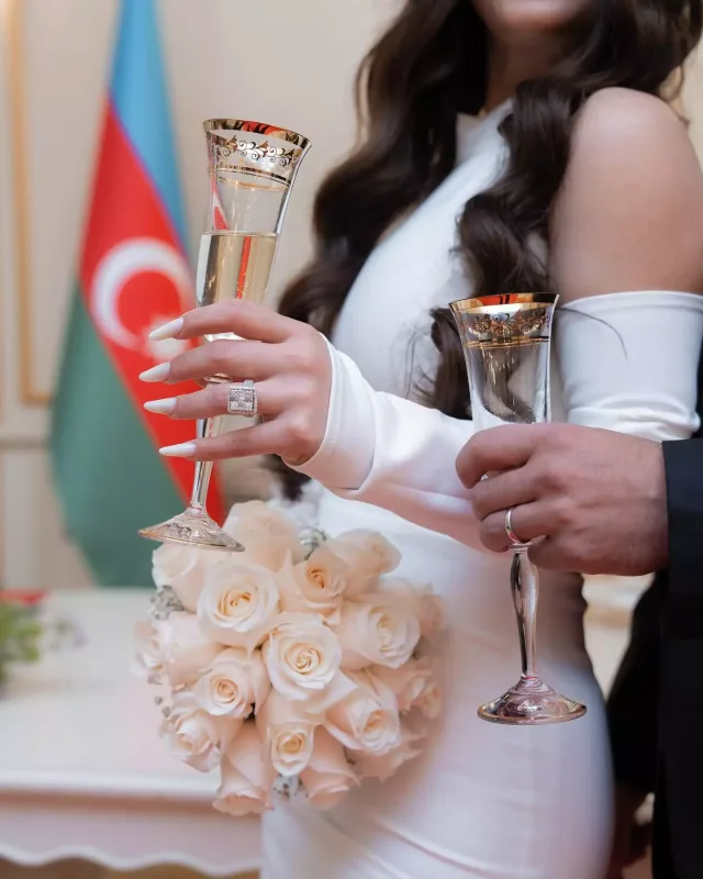 Aysun evləndiyini açıqladı