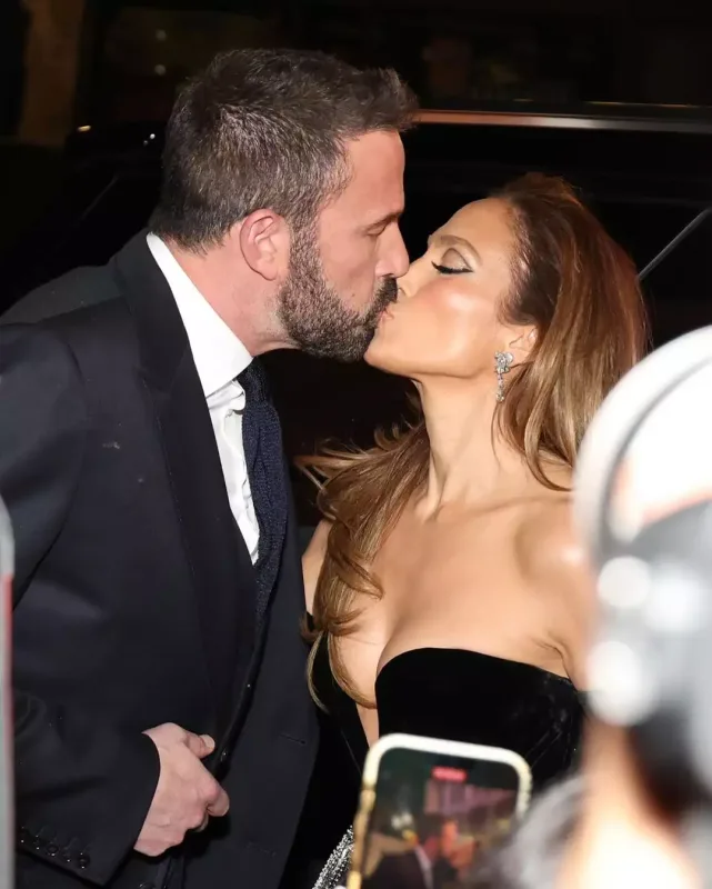 Cey Lo qalada Benlə öpüşdü