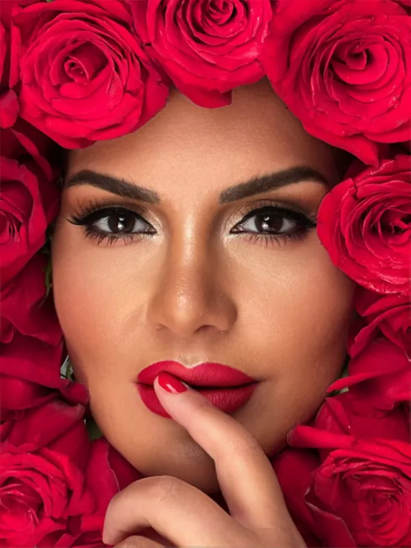 Xatun qızılgüllər içində