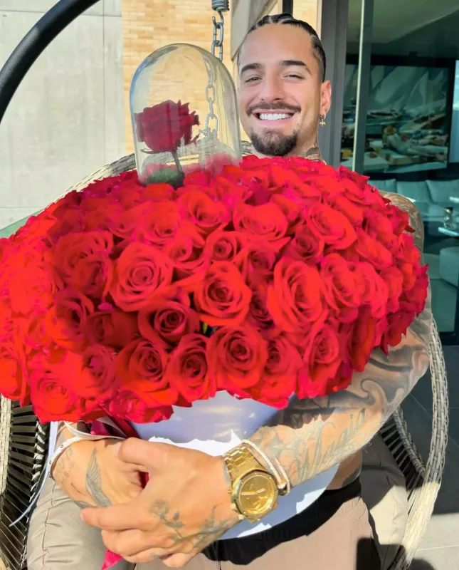 Malumadan sevgilisinə qırmızı güllər