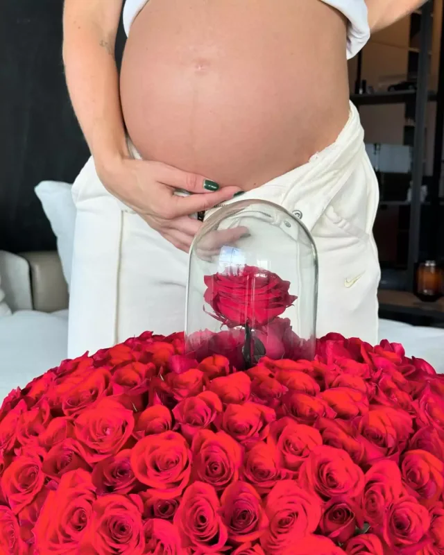 Malumadan sevgilisinə qırmızı güllər