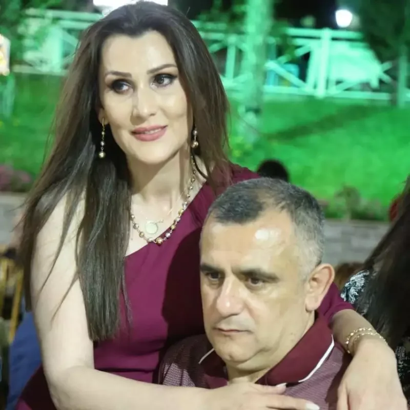 “Bir il də yanımda qocaldın”